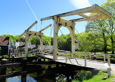 openlucht museum canal bridge