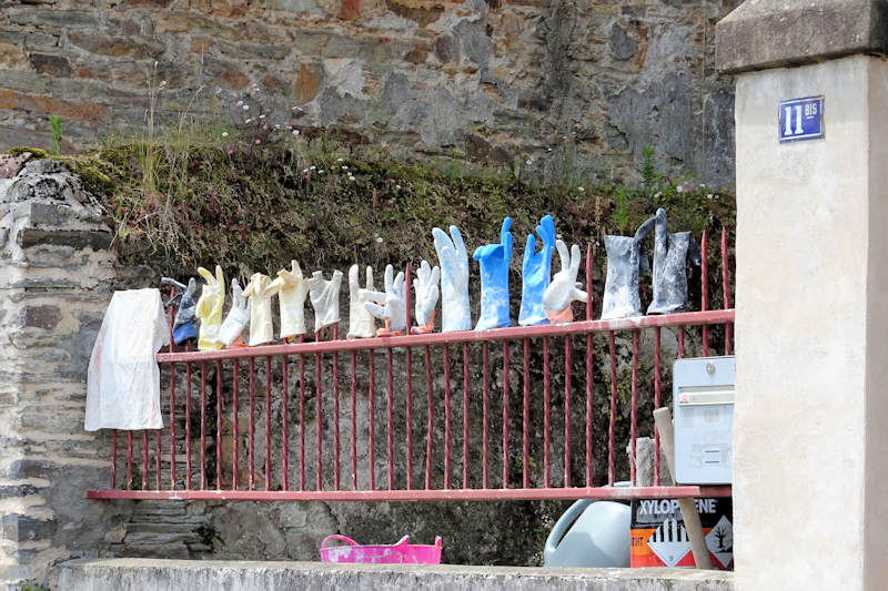 Redon - builders gloves drying