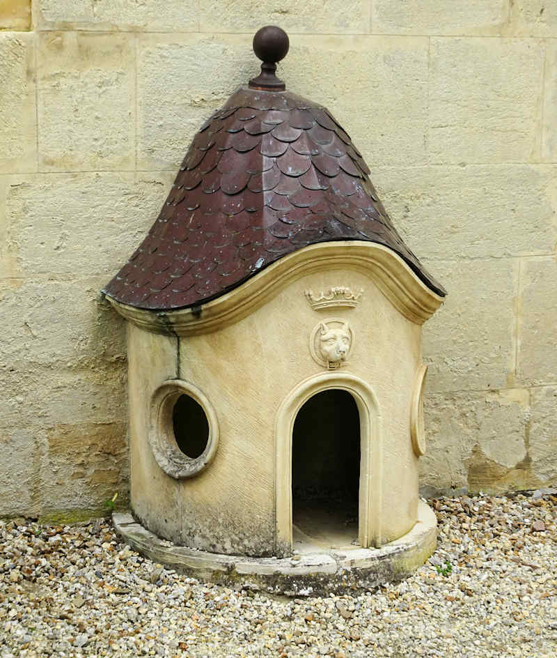 Chateau de Vendeuvre outdoor dog kennel
