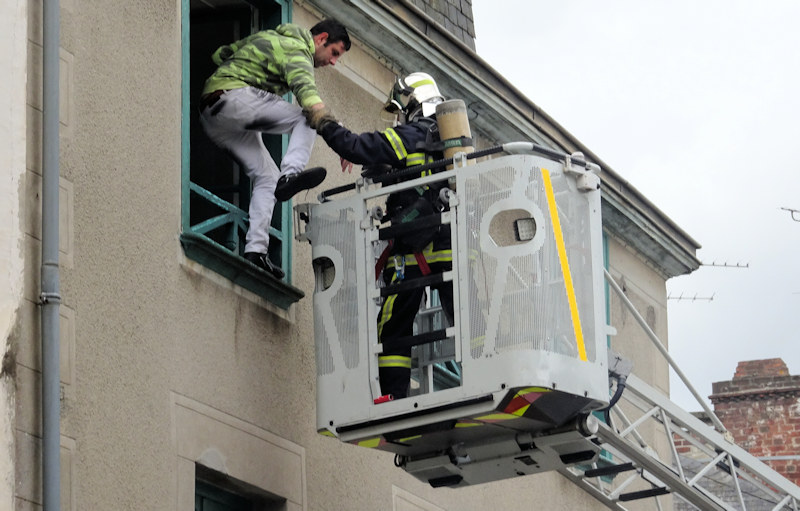 Vitre - man being rescued from a fire