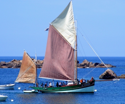 Tregastel Plage sailing boat